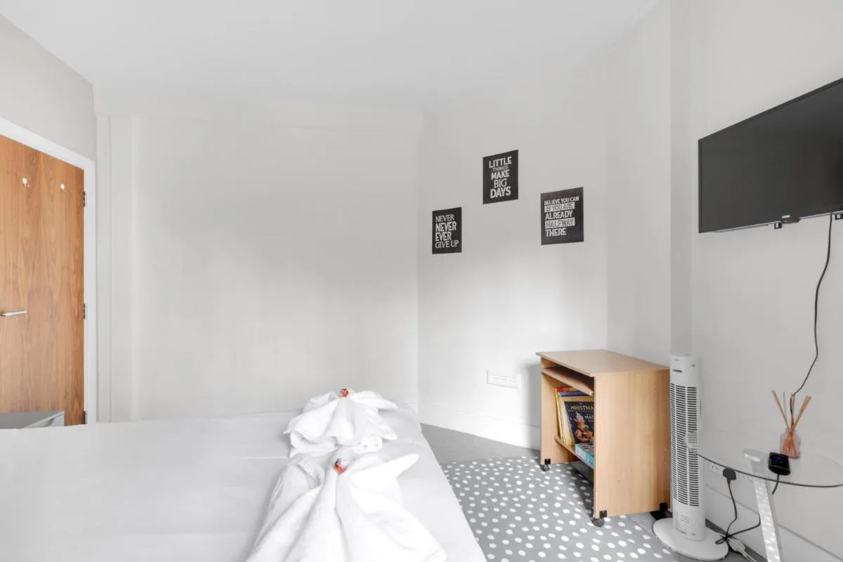 Image 5 of Pro-Link 1-Bed, 1GB WiFi & 60s to Chiswick Tube