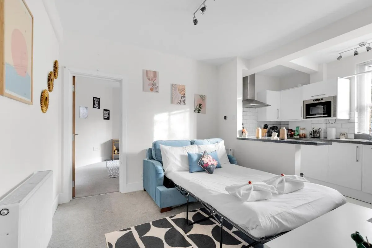 Image 4 of Pro-Link 1-Bed, 1GB WiFi & 60s to Chiswick Tube