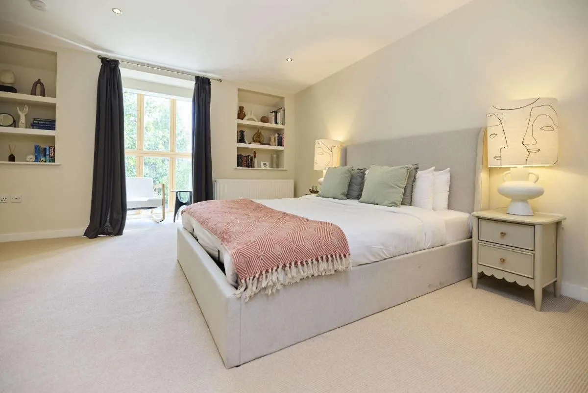 Image 5 of Putney Terrace Apartment