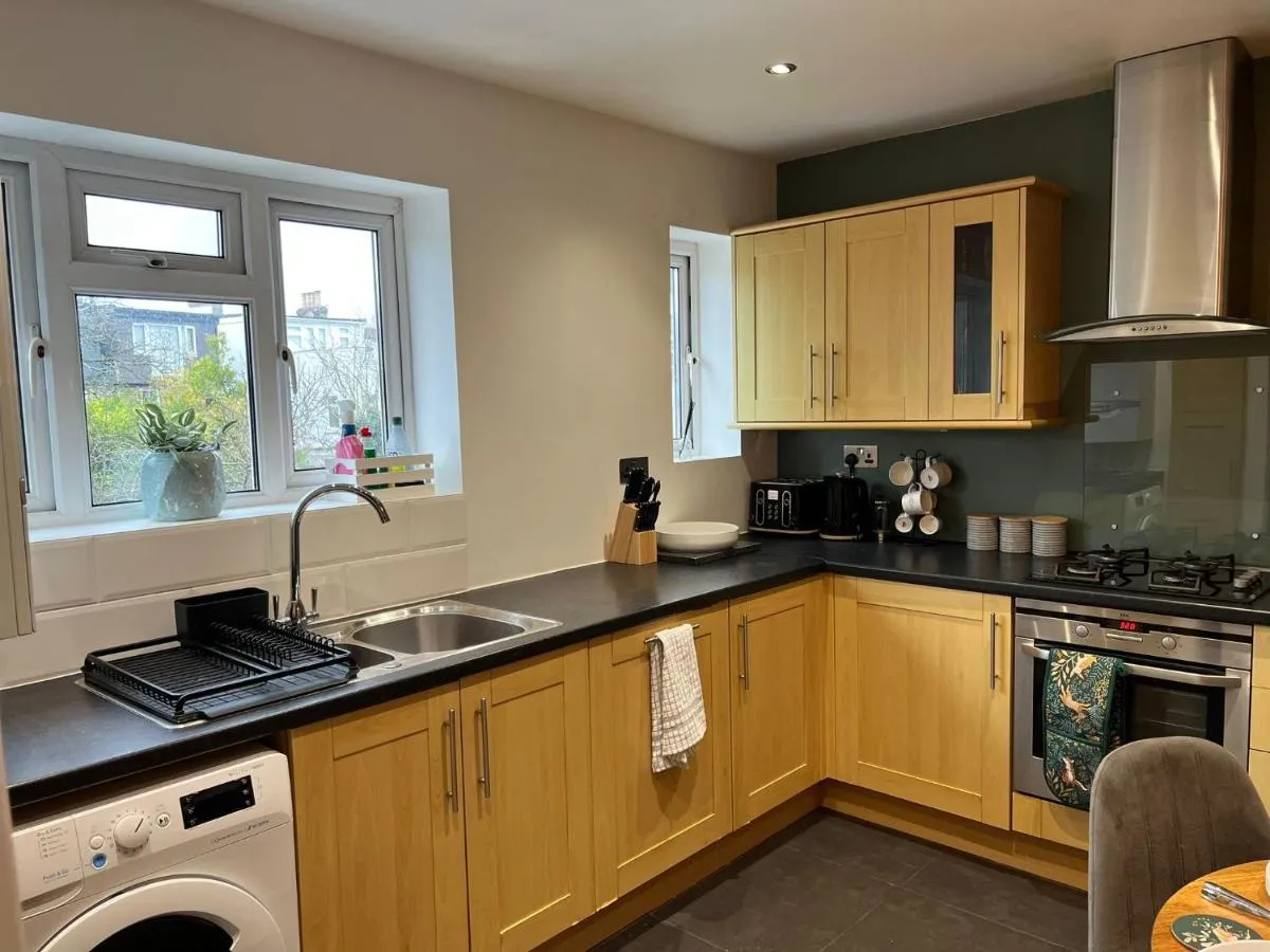 Image 4 of Quiet 2 Bed in Central Wimbledon Sleeps 6