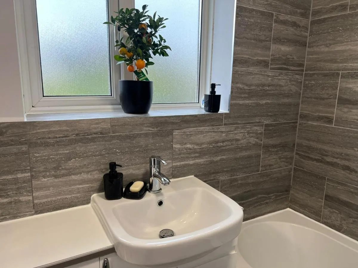 Image 3 of Quiet 2 Bed in Central Wimbledon Sleeps 6