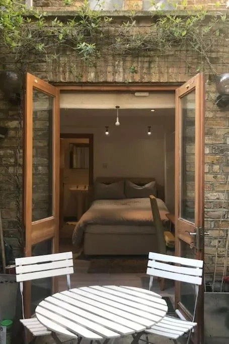 Image 4 of Quiet Kensington flat ideal for central London
