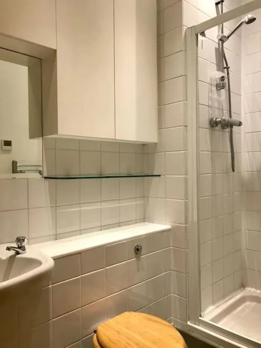 Image 5 of Quiet Kensington flat ideal for central London