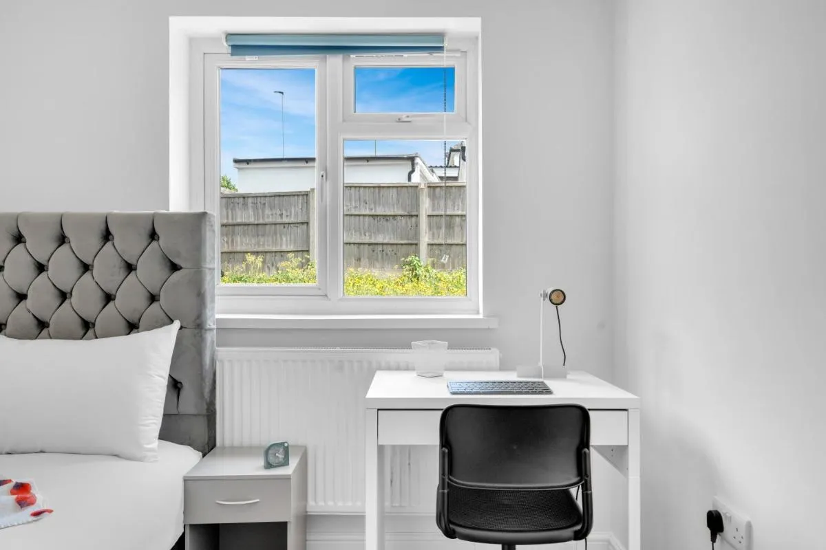 Image 2 of Rapid Reach 1-Bedroom Flat with Fully Equipped Kitchen Garden and Parking Save More