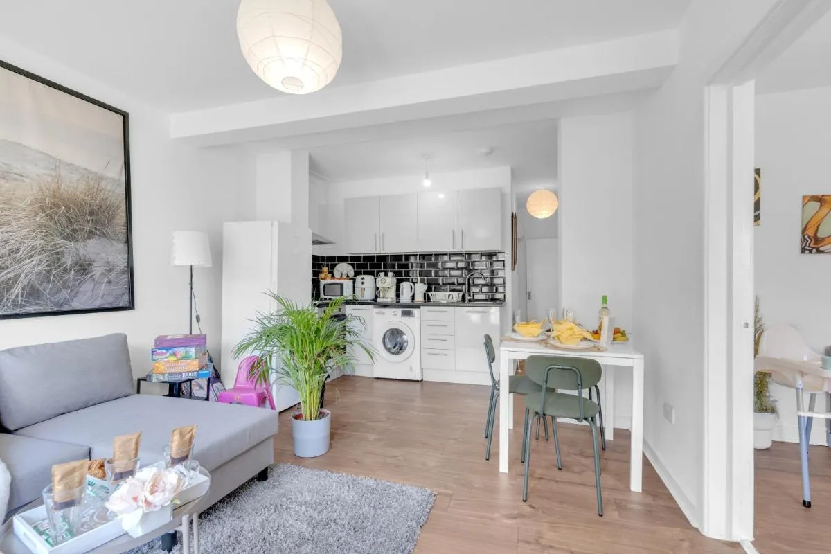 Image 4 of Rapid Reach 1-Bedroom Flat with Fully Equipped Kitchen Garden and Parking Save More