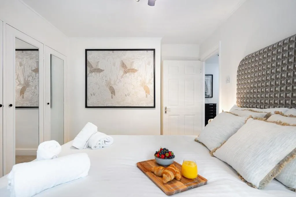 Image 1 of Rare 4beds Townhouse in Kensington with Patio