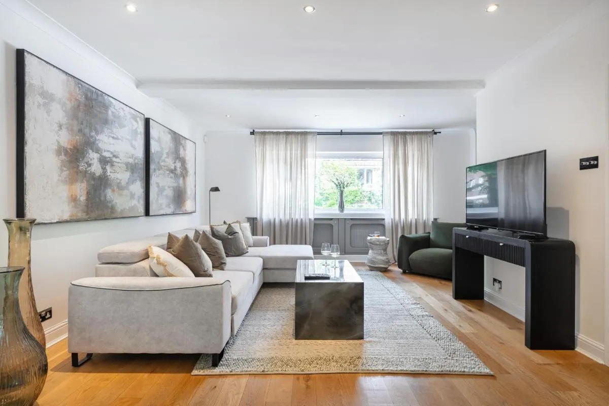 Image 5 of Rare 4beds Townhouse in Kensington with Patio