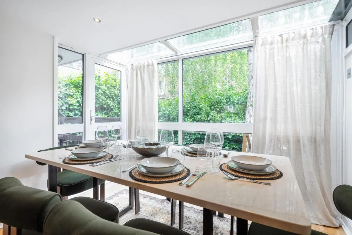 Image 3 of Rare 4beds Townhouse in Kensington with Patio