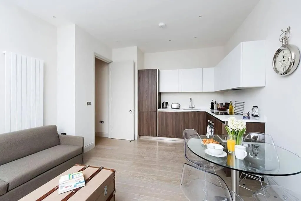Image 4 of Recently redecorated bright 1BR near Shepherds Bush with parking SOA
