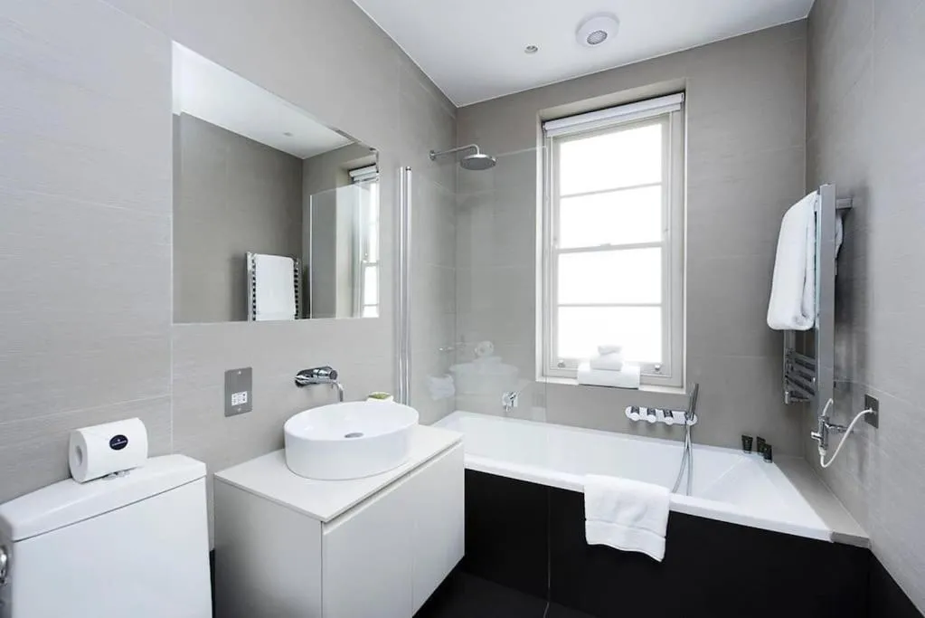 Image 3 of Recently redecorated bright 1BR near Shepherds Bush with parking SOA