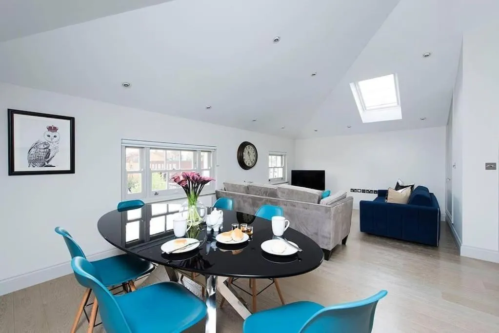 Image 1 of Recently redecorated bright and spacious 1BR flat in West London
