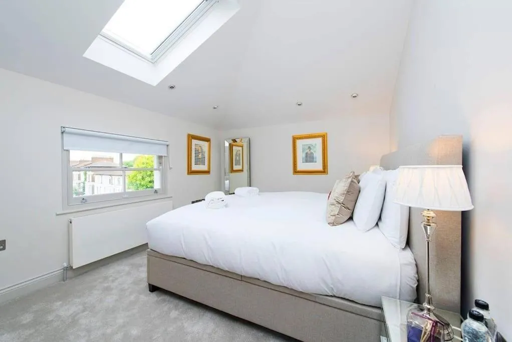 Image 2 of Recently redecorated bright and spacious 1BR flat in West London