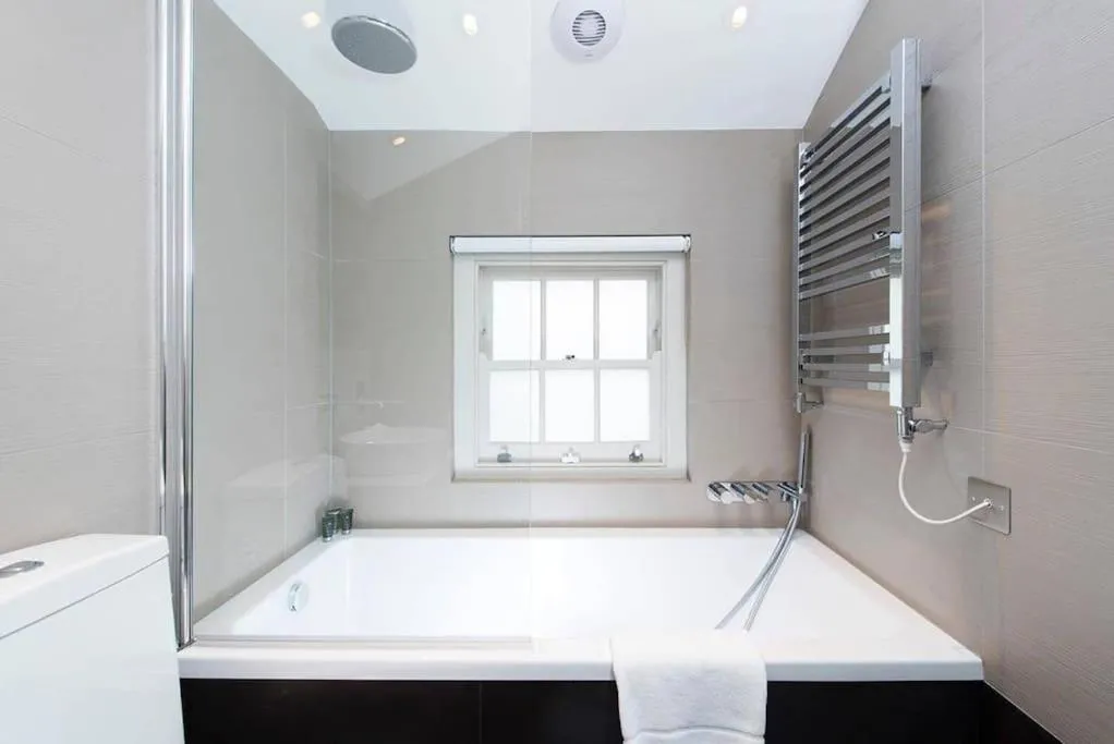 Image 3 of Recently redecorated bright and spacious 1BR flat in West London