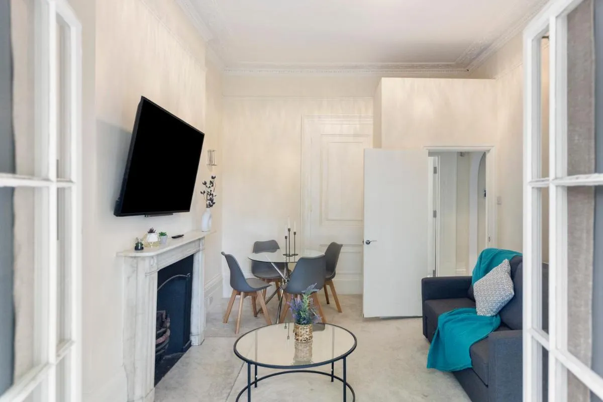 Image 4 of Regent’s Square Charming Flat