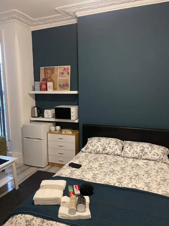 Image 1 of Rehman House GROUND FLOOR Studio 2 EXCLUSIVE USE OF PRIVATE BATHROOM & FREE PARKING