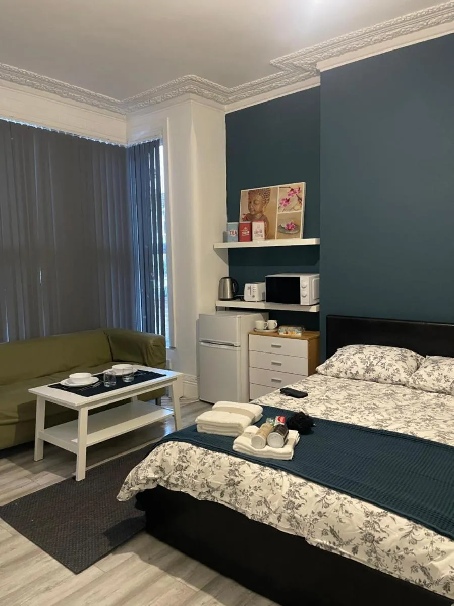 Image 2 of Rehman House GROUND FLOOR Studio 2 EXCLUSIVE USE OF PRIVATE BATHROOM & FREE PARKING
