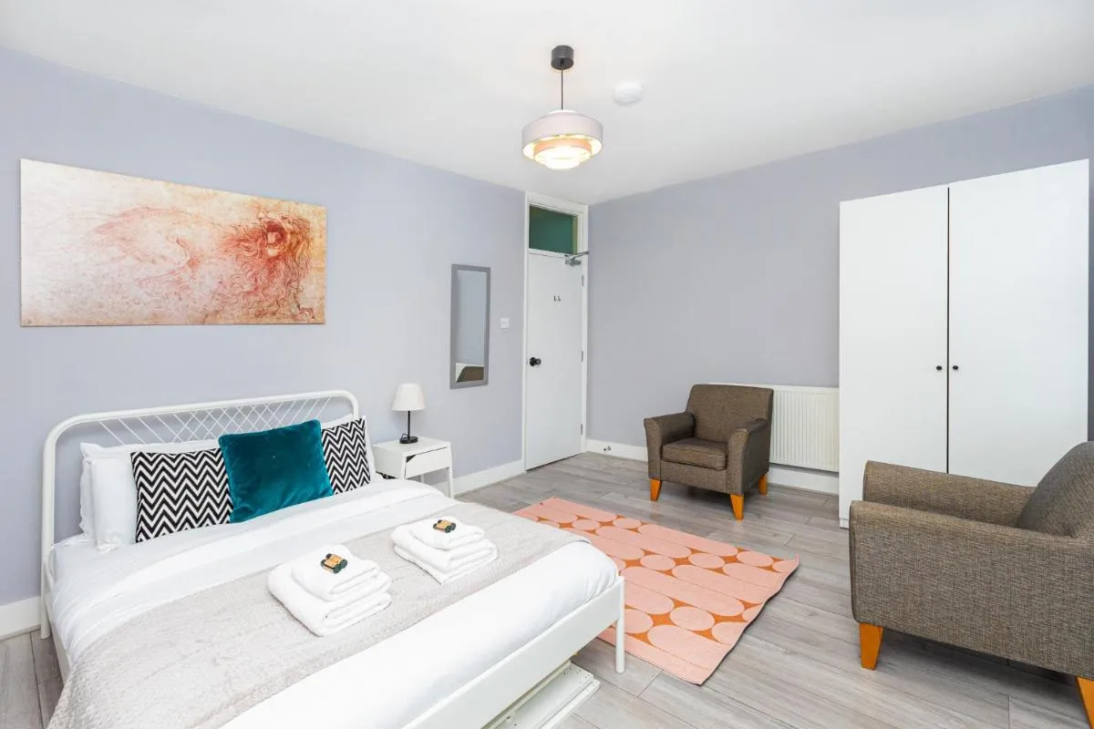 Image 4 of Renovated 3BR wgarden in Stratford, 1min to Train