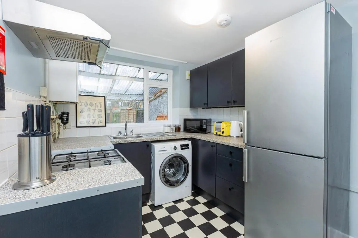 Image 5 of Renovated 3BR wgarden in Stratford, 1min to Train