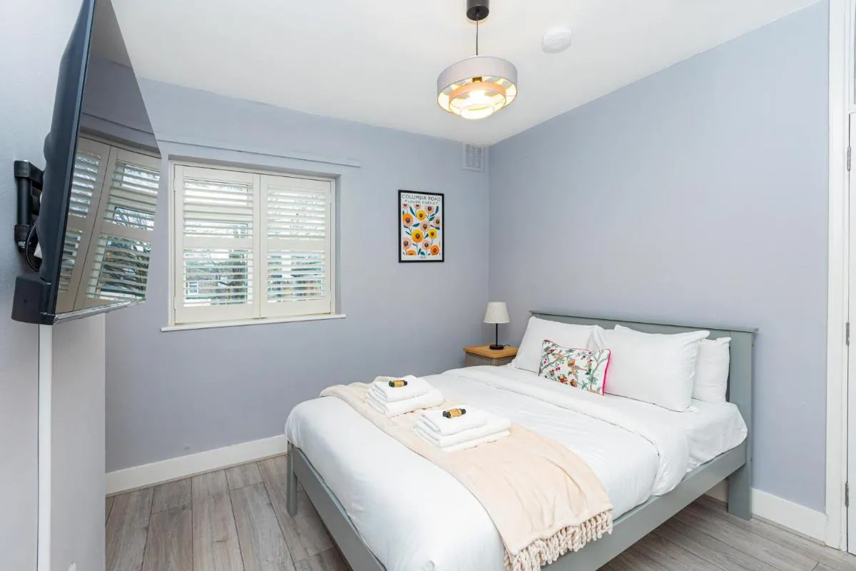 Image 3 of Renovated 3BR wgarden in Stratford, 1min to Train