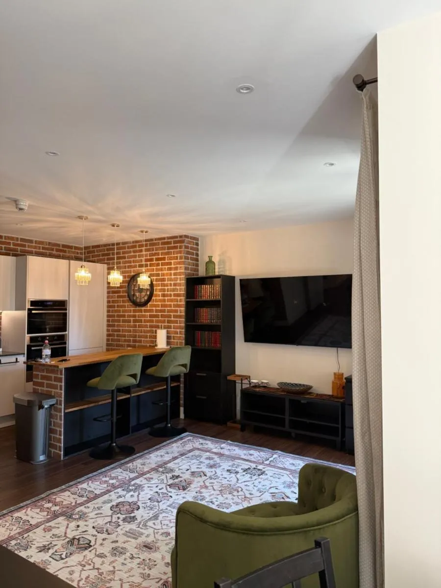 Image 5 of Renovated Charm – London Hideaway