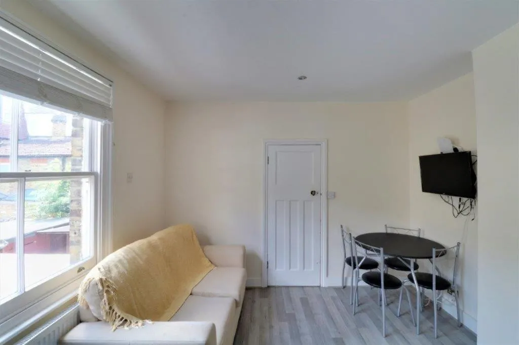 Image 5 of Replingham Road Apartment