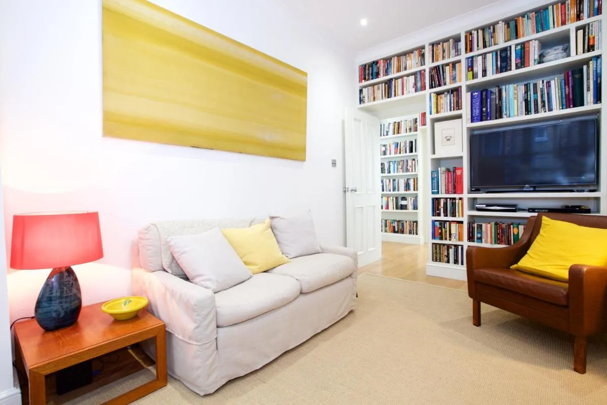 Image 5 of Retro apartment moments from Battersea Park