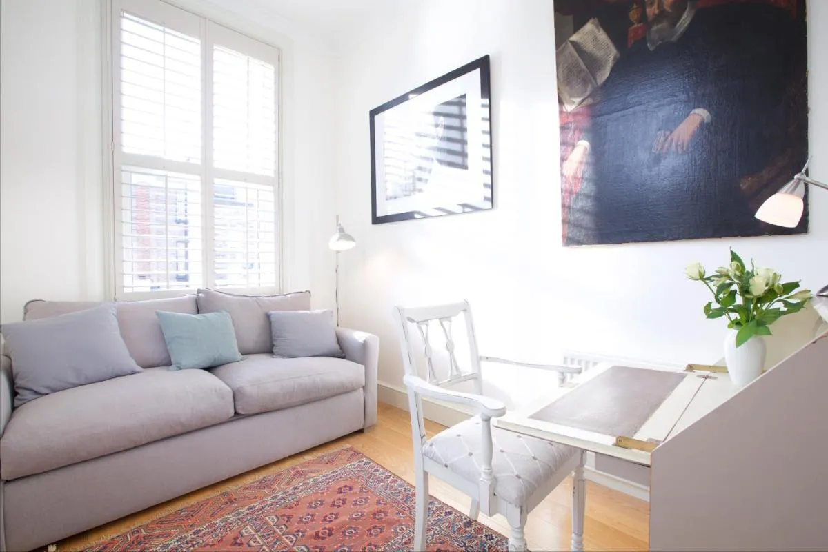 Image 4 of Retro apartment moments from Battersea Park