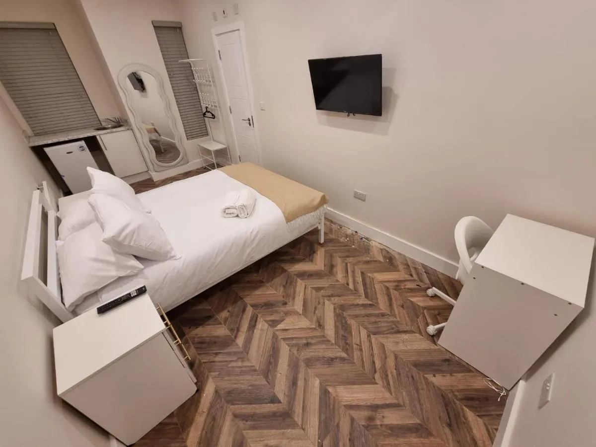 Image 2 of Richmond Deluxe Self-Contained Studios Great Transport Links 25 Min to Central London