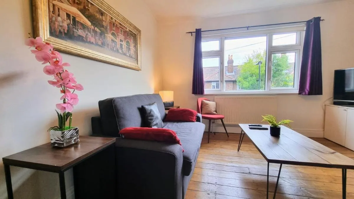 Image 5 of Richmond Modern Apartment