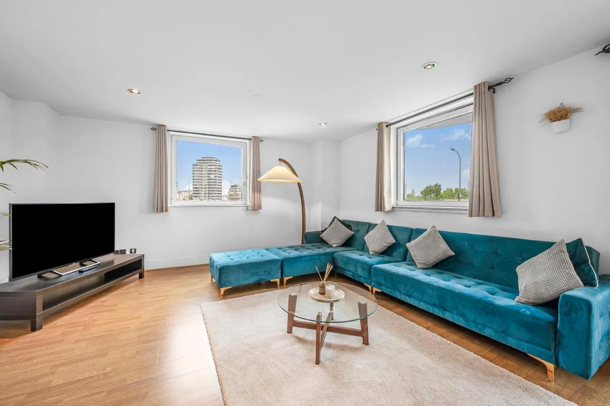 Image 5 of Riverside Apartments with Balcony, 1 Min Walk to Vauxhall Station