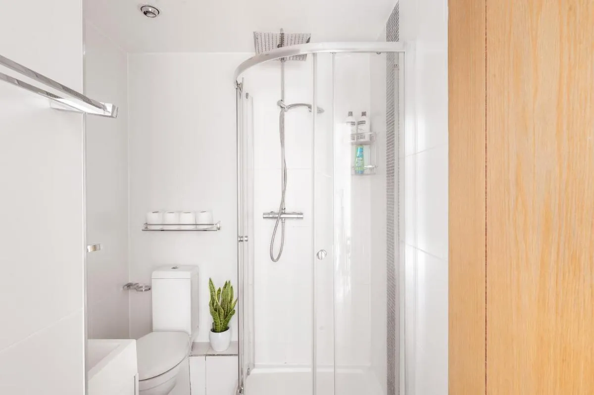 Image 3 of Riverside Balcony Apartments, 10 minutes from Oxford Circus