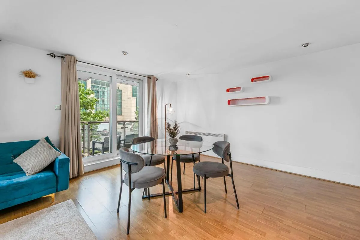 Image 4 of Riverside Balcony Apartments, 10 minutes from Oxford Circus