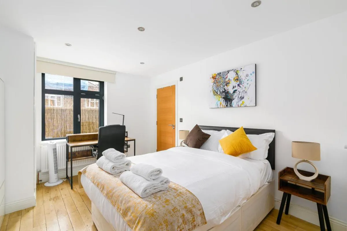 Image 3 of Roof Terrace Oasis 2 Bed 2 Bath London City Shoreditch Hoxton Modern Zone 1