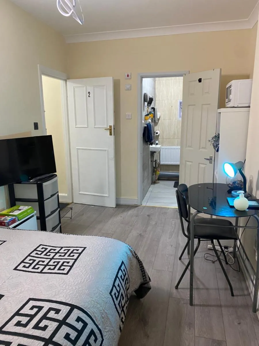 Image 5 of Room two blue