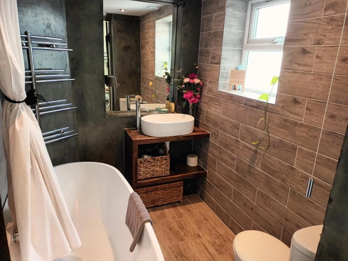 Image 3 of Room with luxury private bathroom and independent entrance near Tube