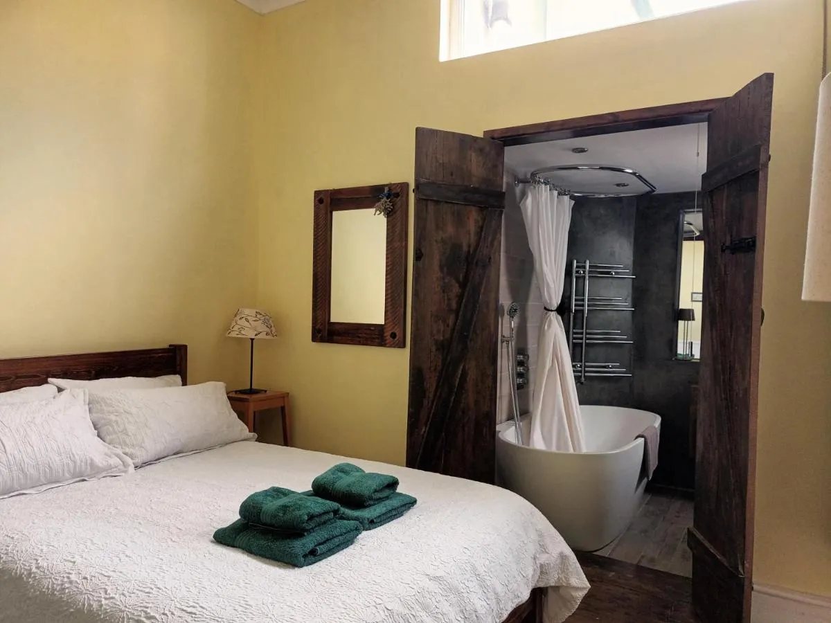 Image 5 of Room with luxury private bathroom and independent entrance near Tube