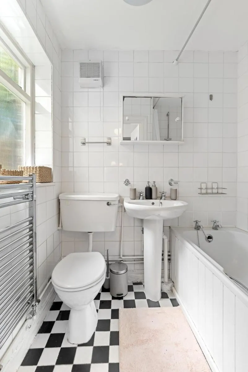 Image 4 of Russell Square Vintage – 2 Cozy Bed Home