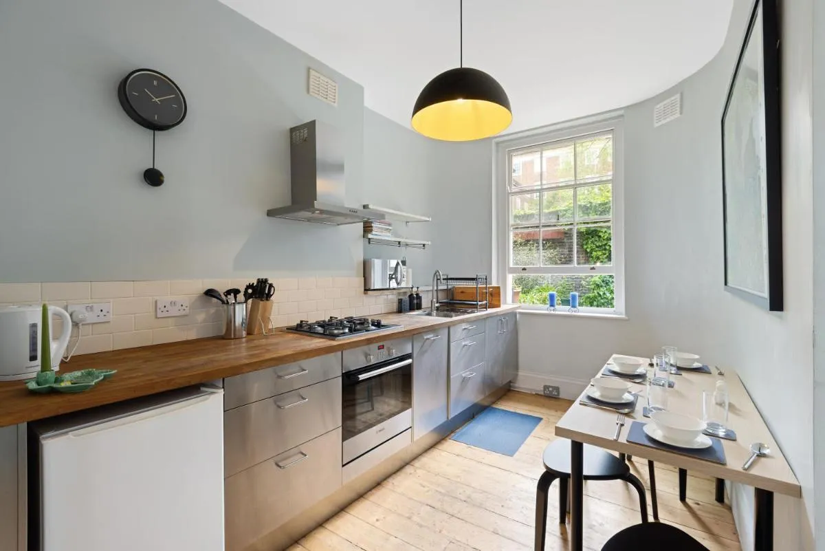 Image 3 of Russell Square Vintage – 2 Cozy Bed Home