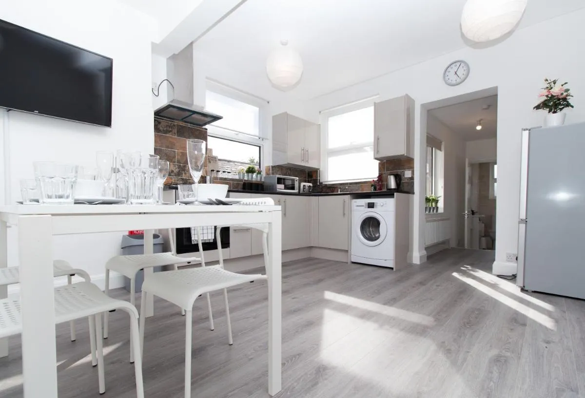 Image 5 of SAV Stays-4 Bed Town House, Harrow