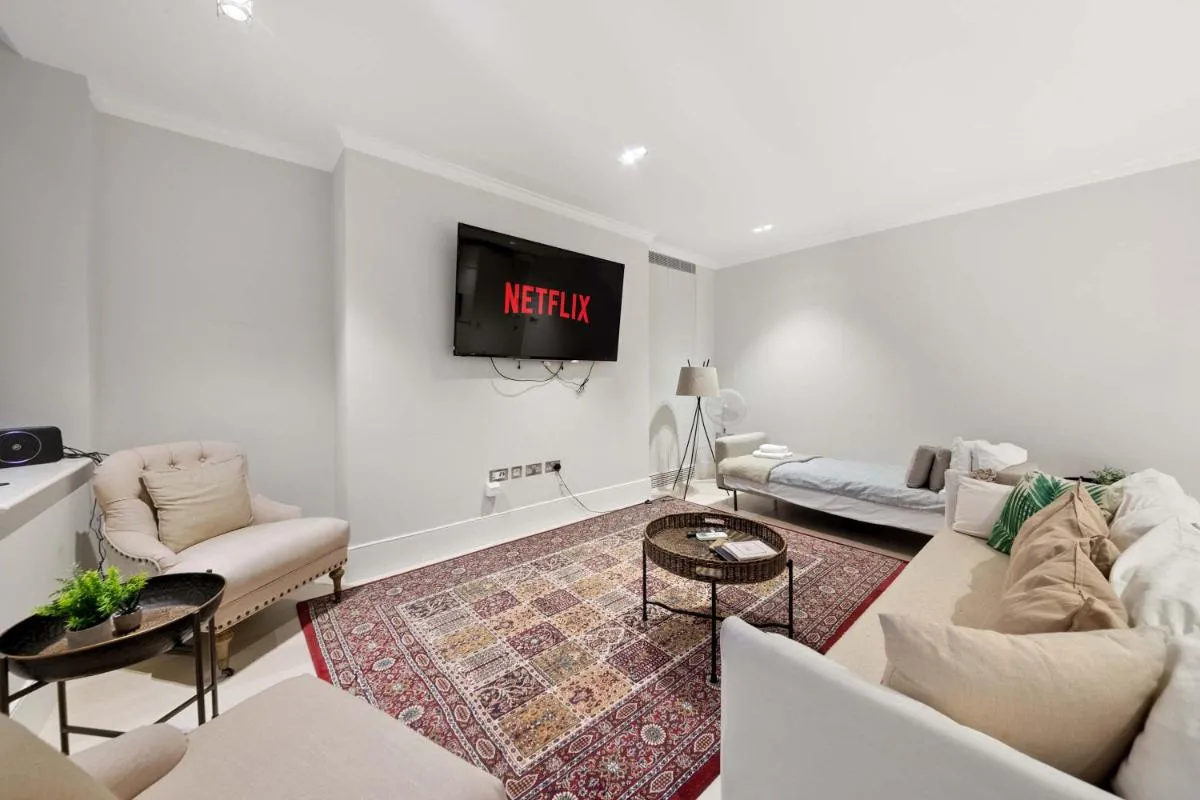 Image 3 of SG, Chic Covent Garden Apartment
