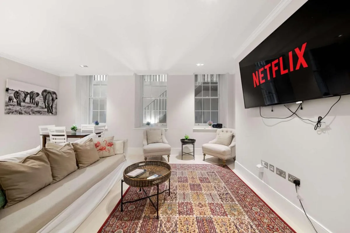 Image 4 of SG, Chic Covent Garden Apartment