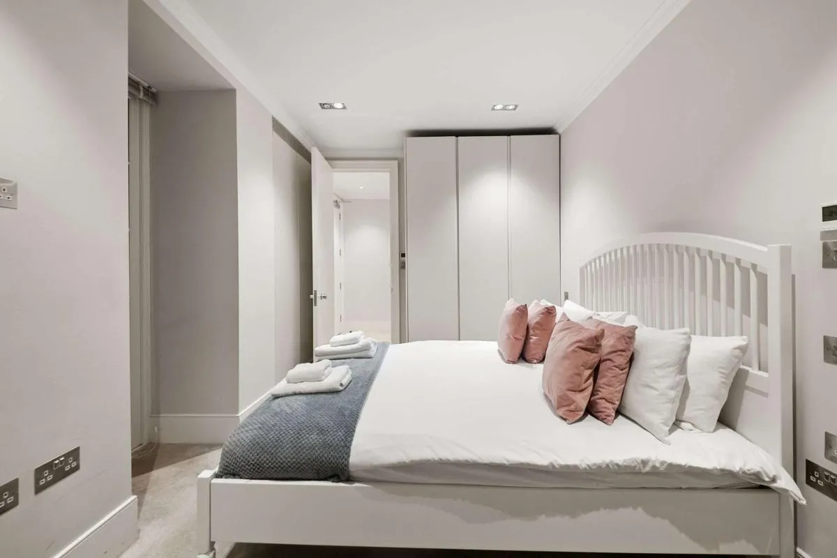 Image 5 of SG, Chic Covent Garden Apartment