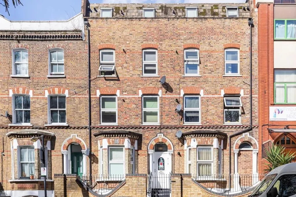 Image 5 of ST 1 – Newly refurbished Studio flat – close to tube 1-2 mins