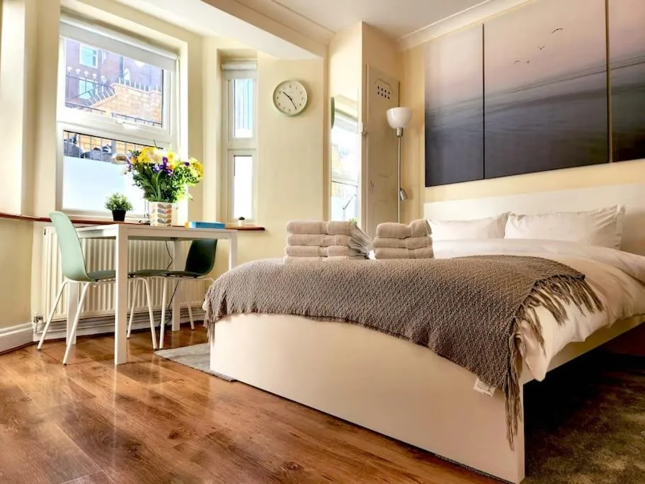 ST 1 – Newly refurbished Studio flat – close to tube 1-2 mins