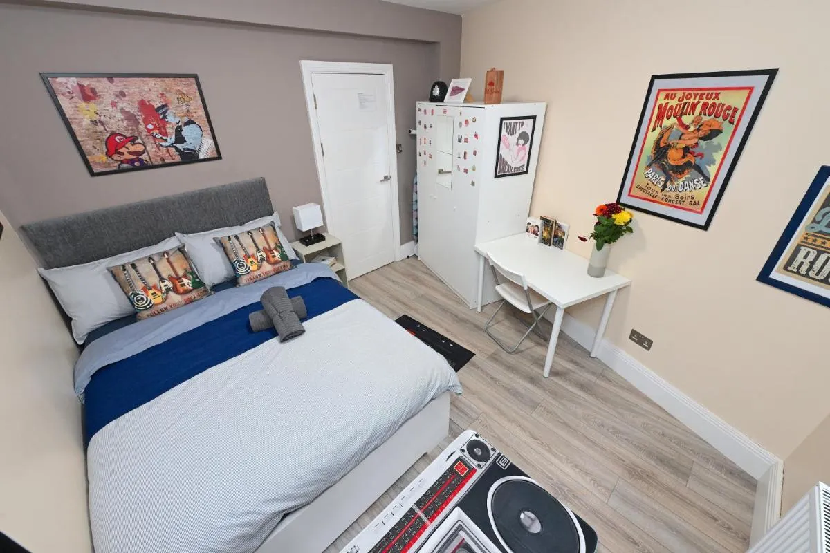 Image 3 of SUPERB 4 BEDROOM FLAT in THE HEART OF CAMDEN TOWN