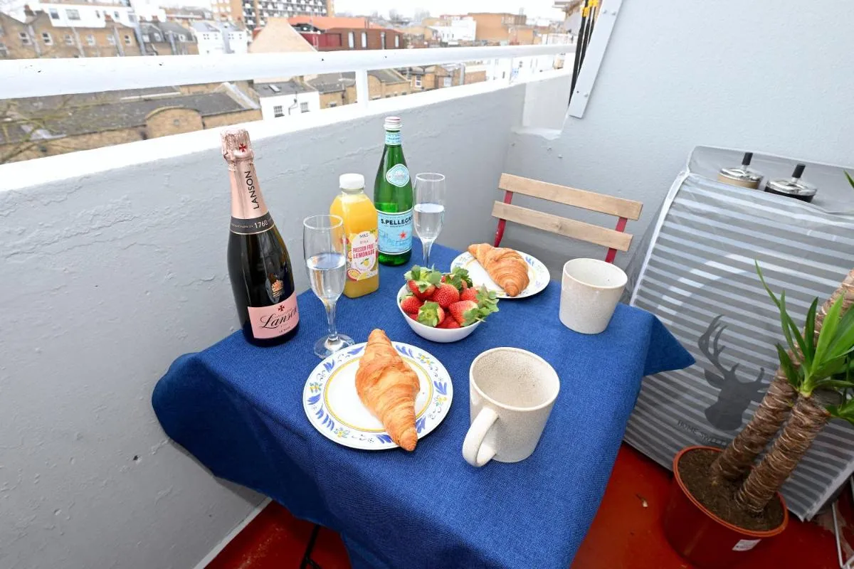 Image 4 of SUPERB 4 BEDROOM FLAT in THE HEART OF CAMDEN TOWN