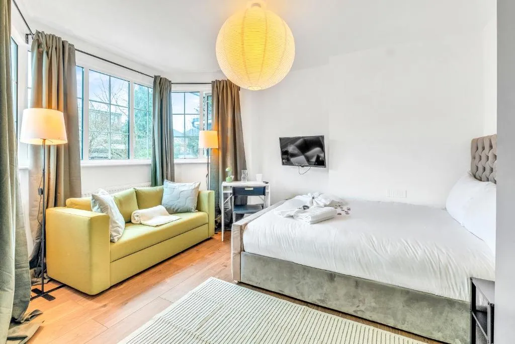 Seamless Studio for Contractors, Digital Nomads, Families , Free Parking, 10min Northern Line Tube