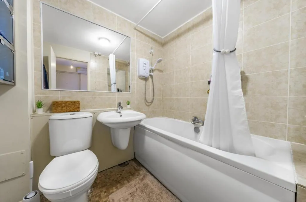 Image 3 of Self contained 1 bed flat next with free parking, adjacent to metro station also direct bus to O2 and Excel via Cable Car