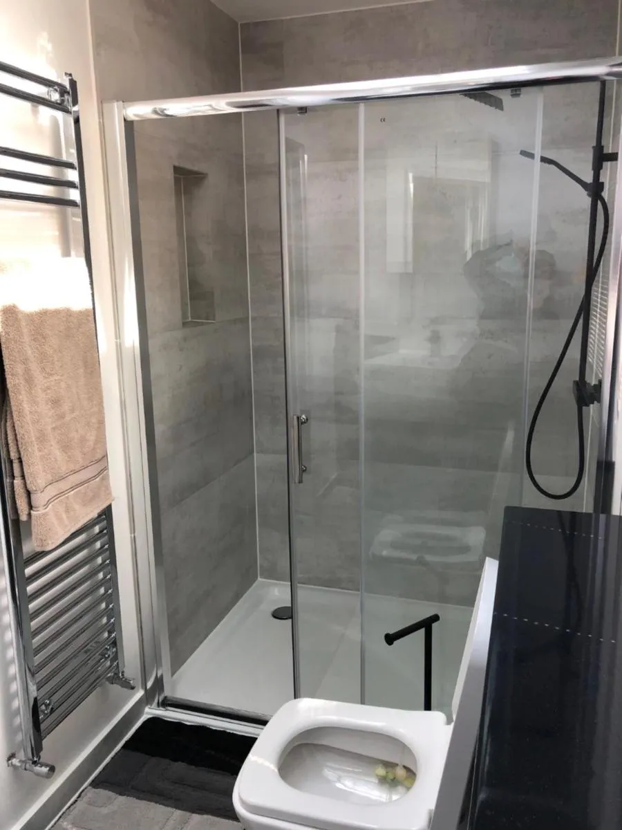 Image 3 of Self contained ensuite double bedroom with own entrance FREE OFF STREET PARKING