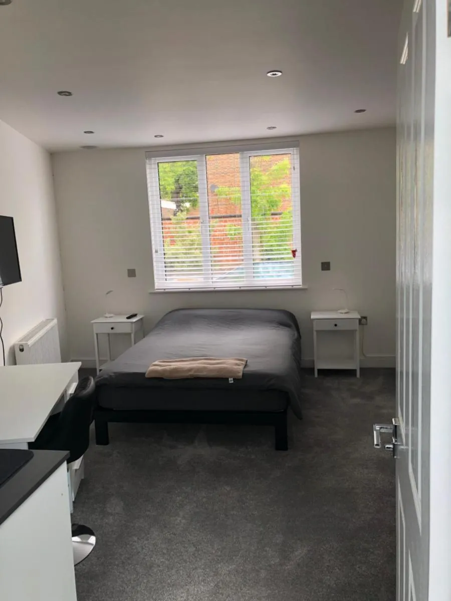 Image 2 of Self contained ensuite double bedroom with own entrance FREE OFF STREET PARKING